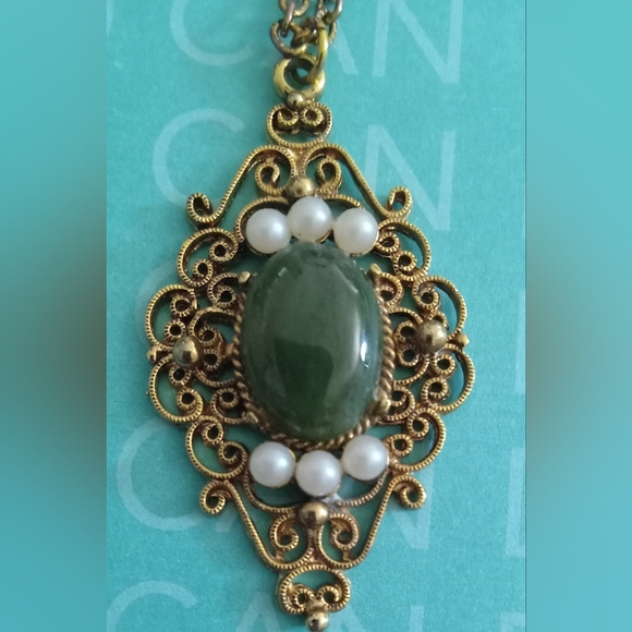 Pendant Necklace with Faux pearls and gold tones has a Jade colored stone - Picture 3 of 5
